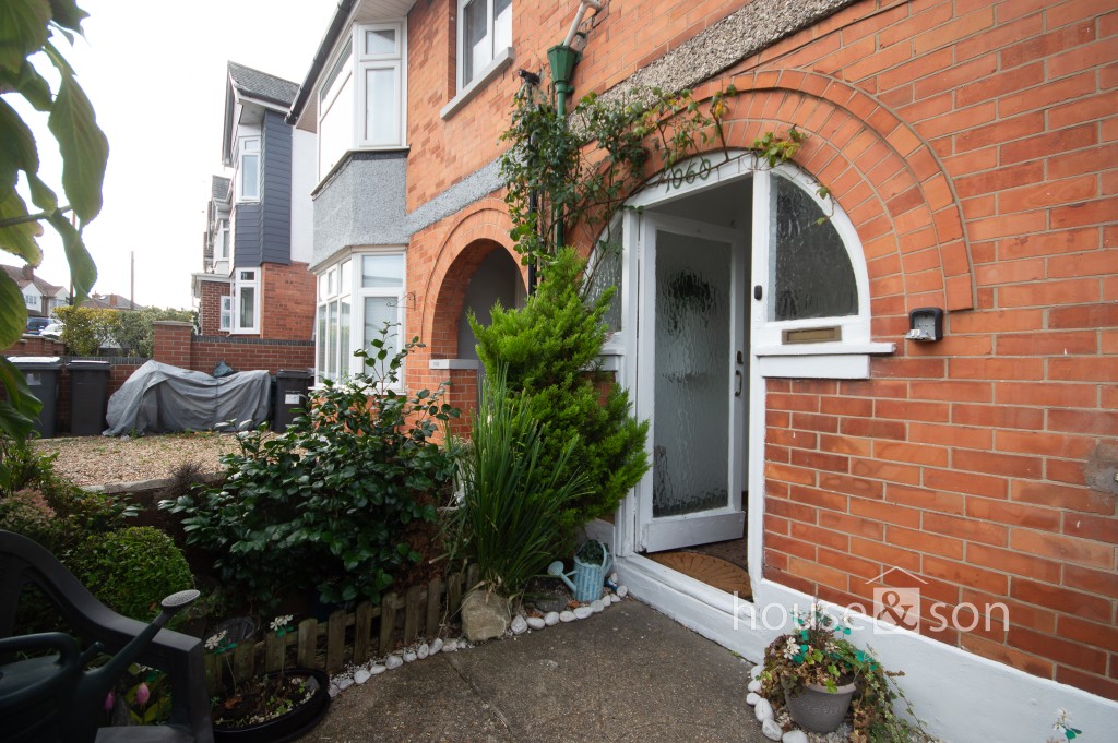 Lot: 105 - FLAT FOR IMPROVEMENT WITH PARKING TO REAR AND GARDEN - Self contained entrance to ground floor flat